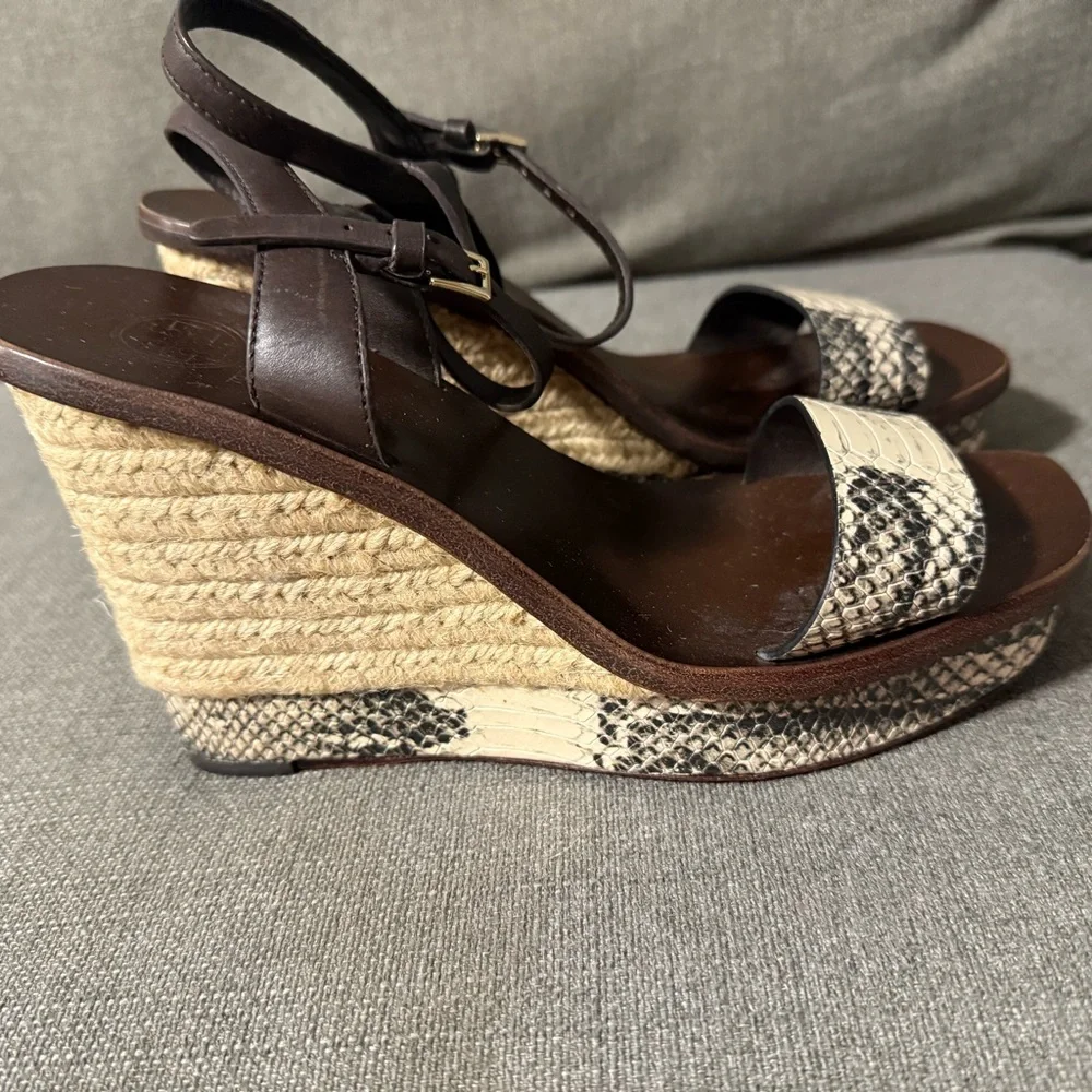 Tory Burch Malaga Snakeskin Wedges Size 7 M Ankle Strap - Picture 2 of 7